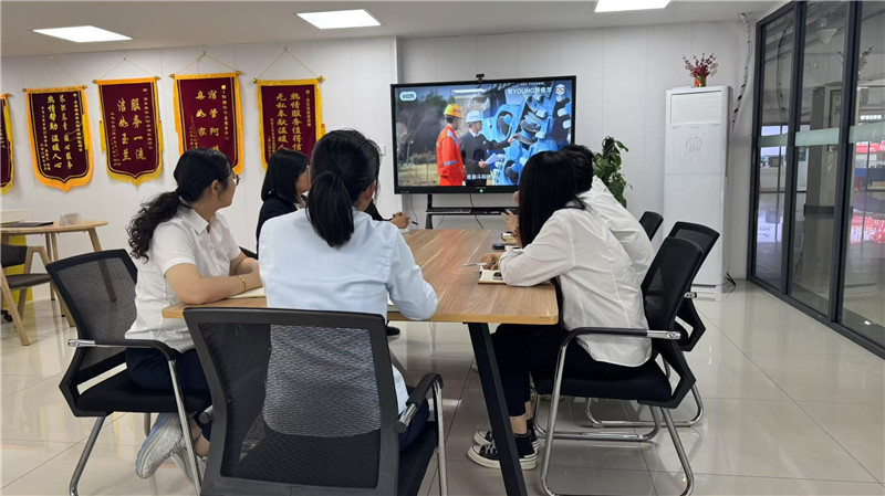 观看有关五四精神的视频.jpg
