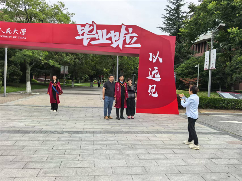 帮助毕业生拍照留念.jpg