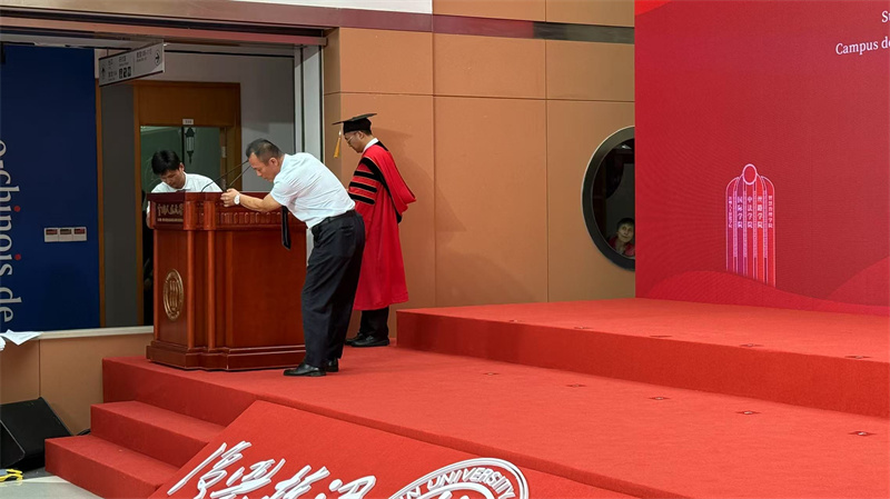 布置演讲台.jpg