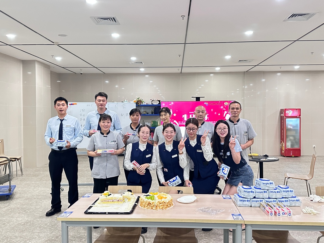 1761894409842885.jpg 获奖员工合影.jpg