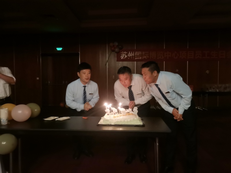 员工代表吹蜡烛.jpg