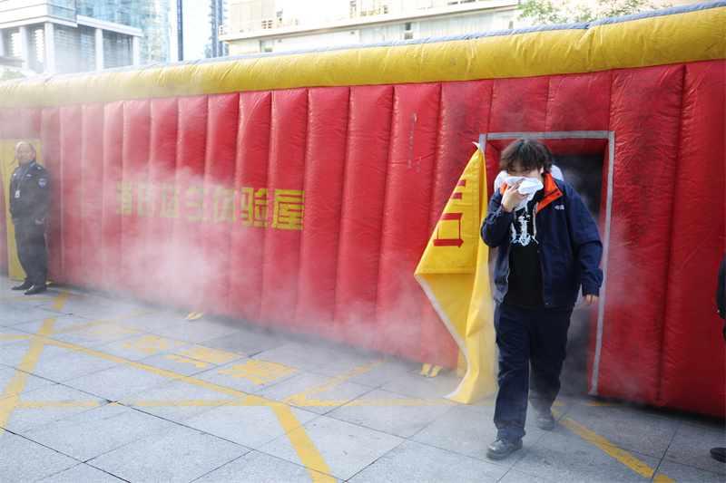 1762129780813605.jpg 模拟火灾现场逃生.jpg