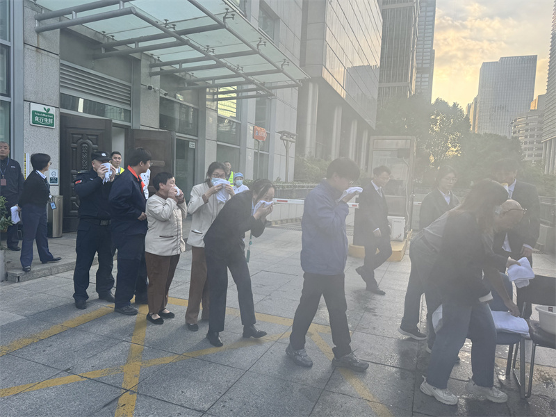 1762129792626318.jpg 物业人员模拟逃生.jpg