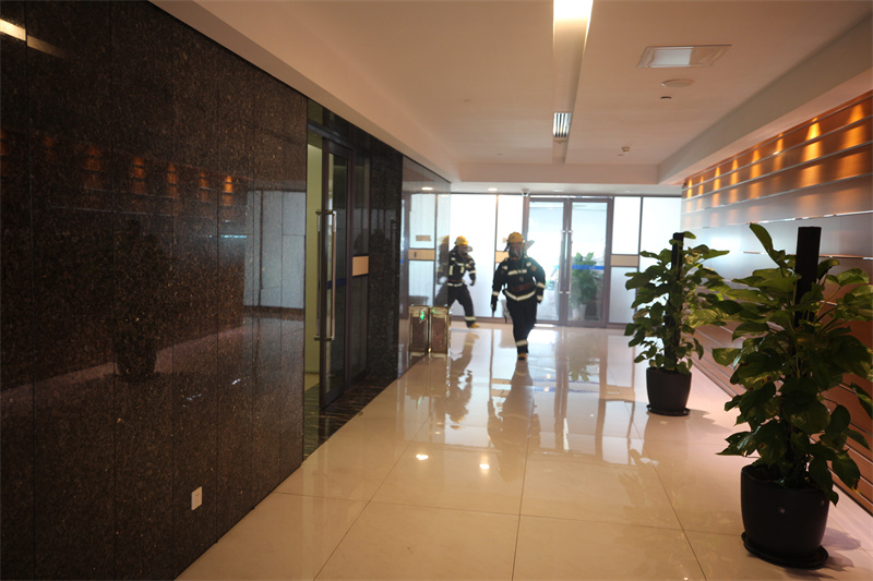 1762129804481837.jpg 义务消防队员模拟灭火.jpg