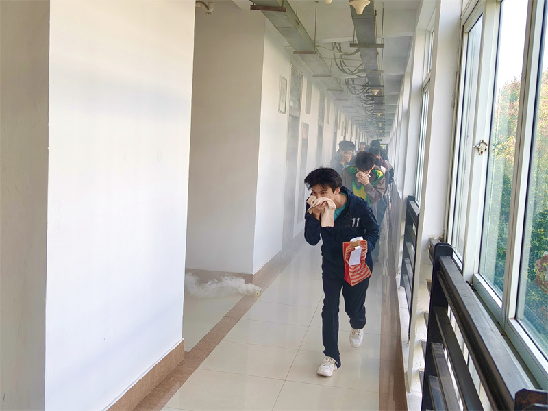 模拟火灾逃生演练.jpg