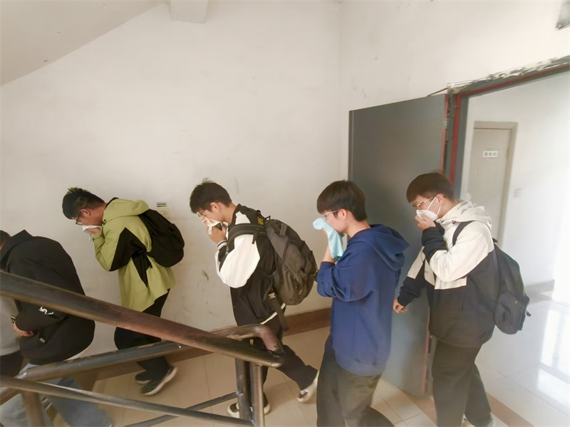 模拟火灾逃生演练2.jpg