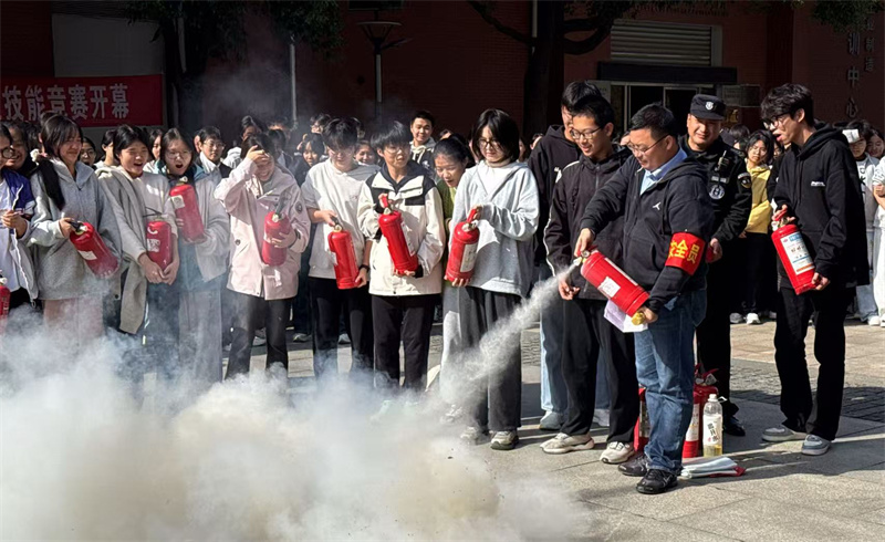 1763096900683460.jpg 师生代表使用灭火器.jpg