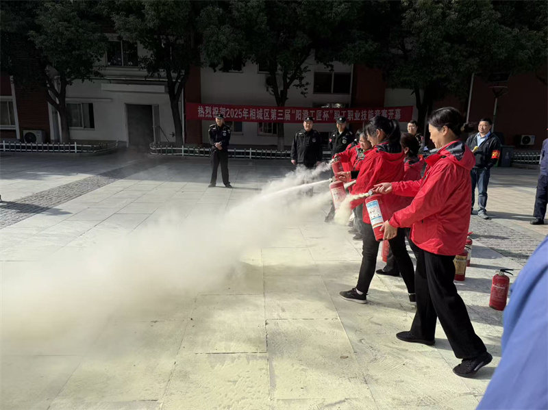 1763096933126976.jpg 宿管使用灭火器.jpg