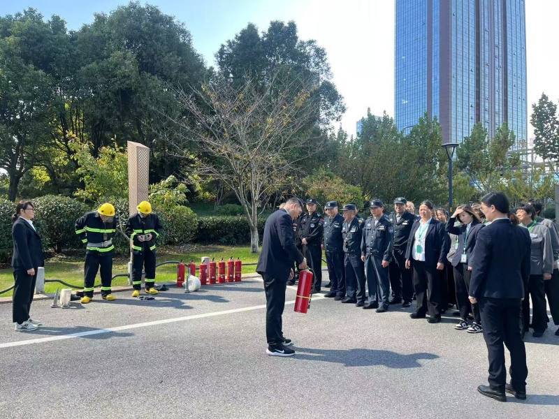 介绍灭火器材使用方法 (1).jpg