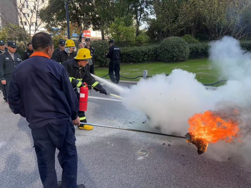 使用干粉灭火器灭火 (1) (1).jpg