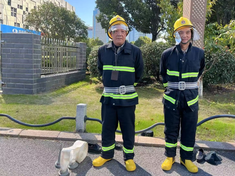 穿戴消防服 (2) (1).jpg