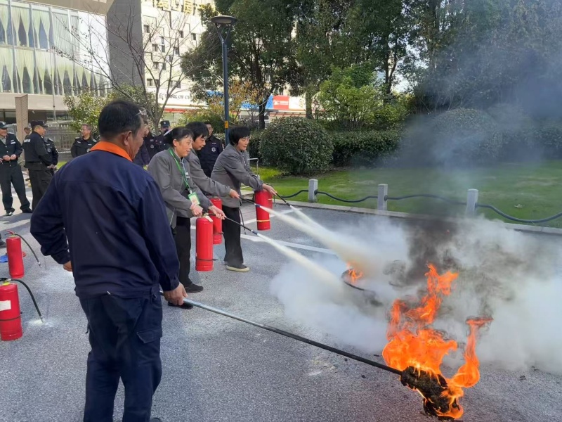 使用干粉灭火器灭火 (3) (1).jpg