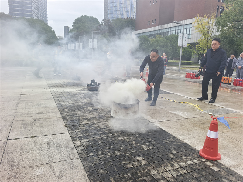 后勤处杨舒主任灭火演练.jpg