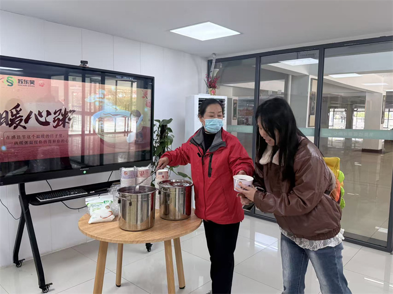 工作人员为同学们盛热粥 (2).jpg