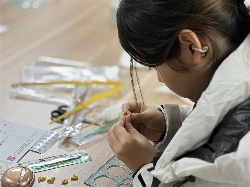 衍纸活动同学正在认真的制作中 (2).jpg