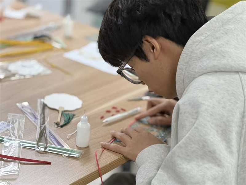 衍纸活动同学正在认真的制作中（3）.jpg