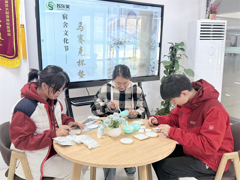 活动进行中，同学们正在认真制作杯垫 (1).jpg