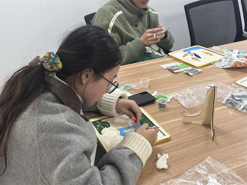 活动进行中，同学们认真制作纸浆画 (2).jpg