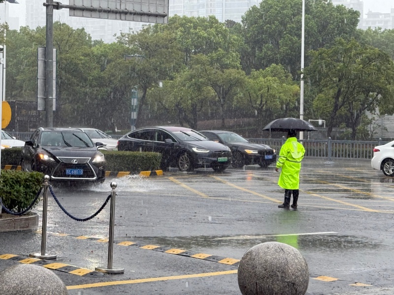 1765767275828819.jpg 风雨中安保值守..jpg