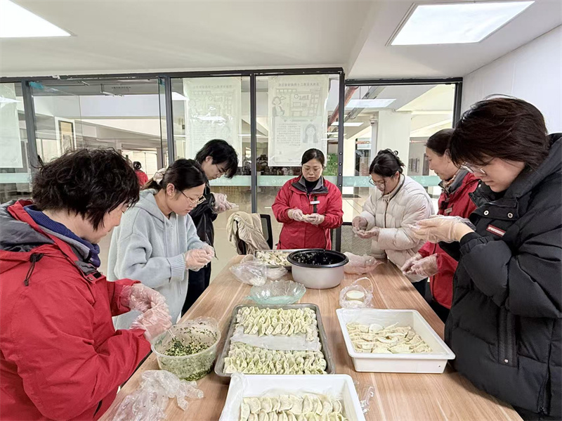 阿姨指导学生包饺子 (5).jpg