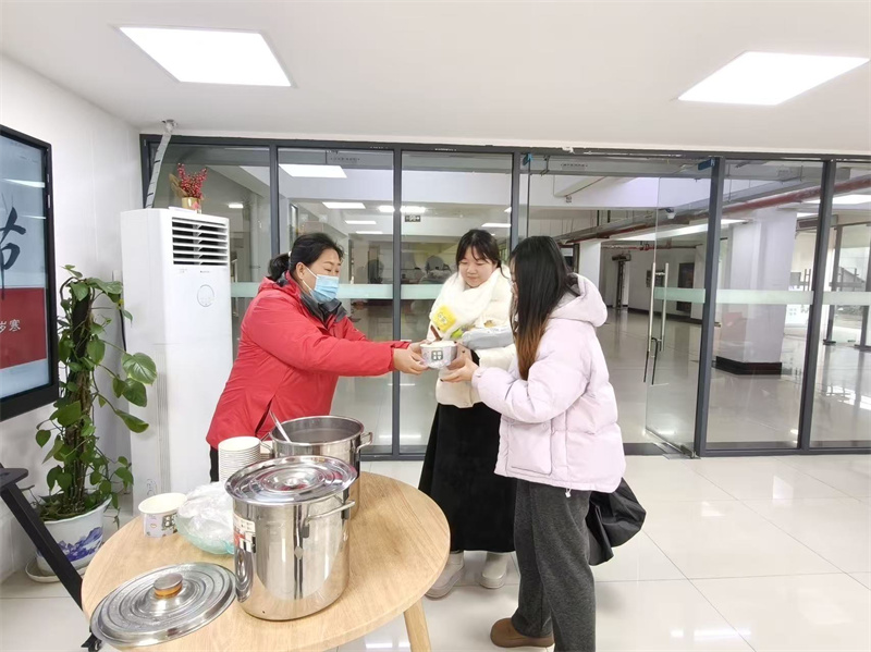 领取腊八粥 (2).jpg