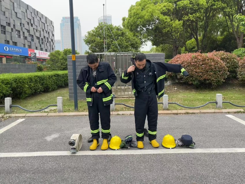 穿戴消防服 (2) (1).jpg