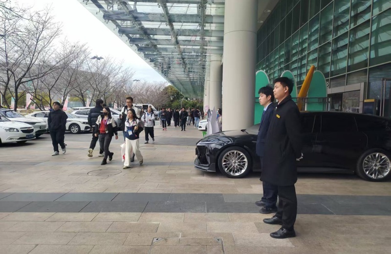 会议中心保安定岗指引车辆及人员.jpg
