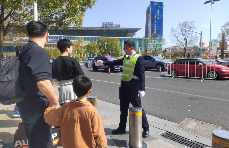 展会保安提醒观众主要安全，不要越过安全线.jpg