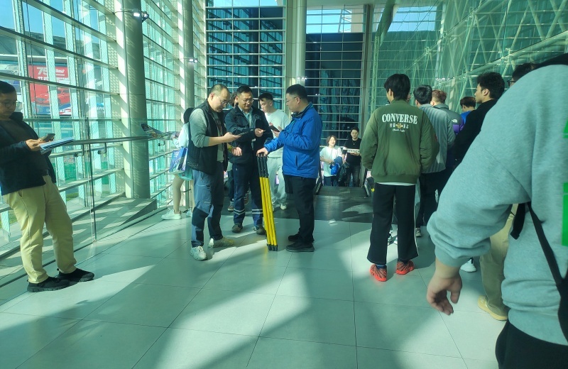 展会主管沈剑现场与工程沟通扶梯故障.jpg