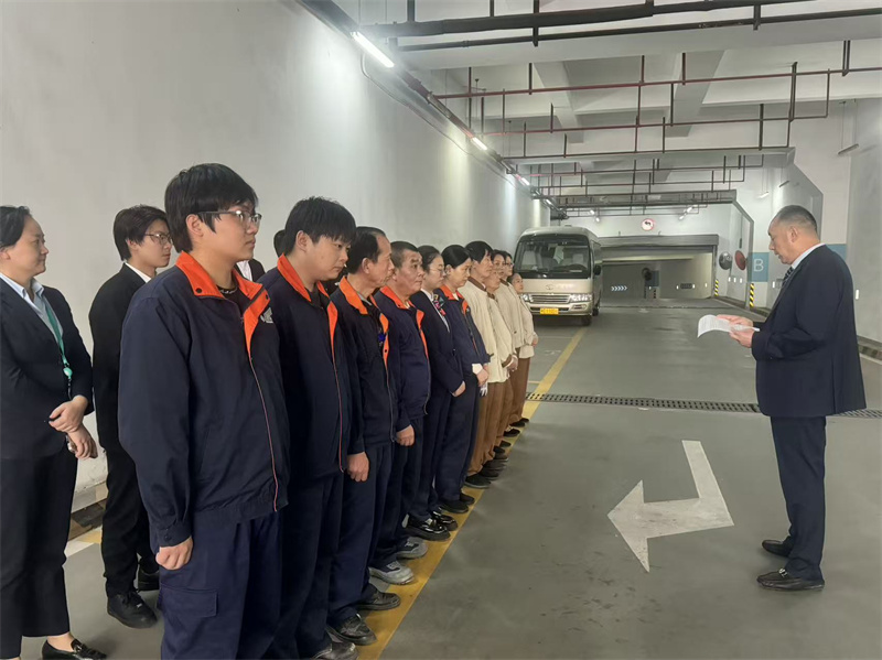 项目经理梁本意做防汛培训演讲.jpg