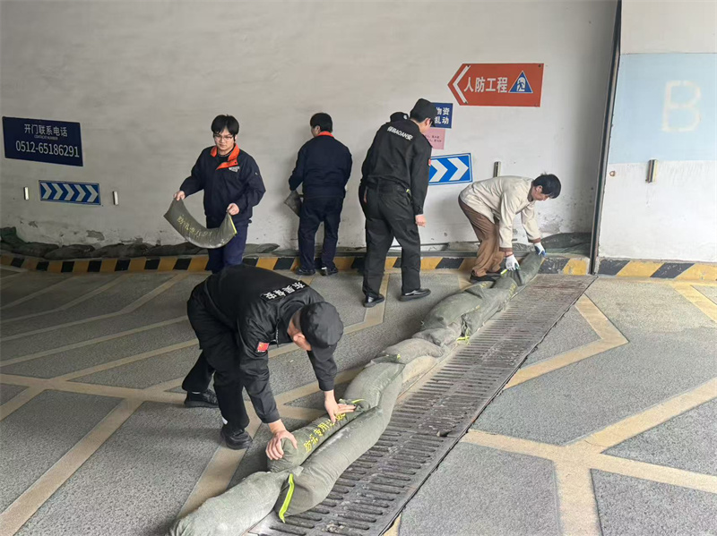 搬运防汛物资.jpg