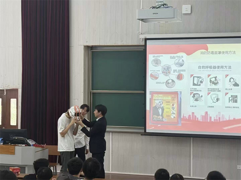现场讲解消防面罩使用方法.jpg