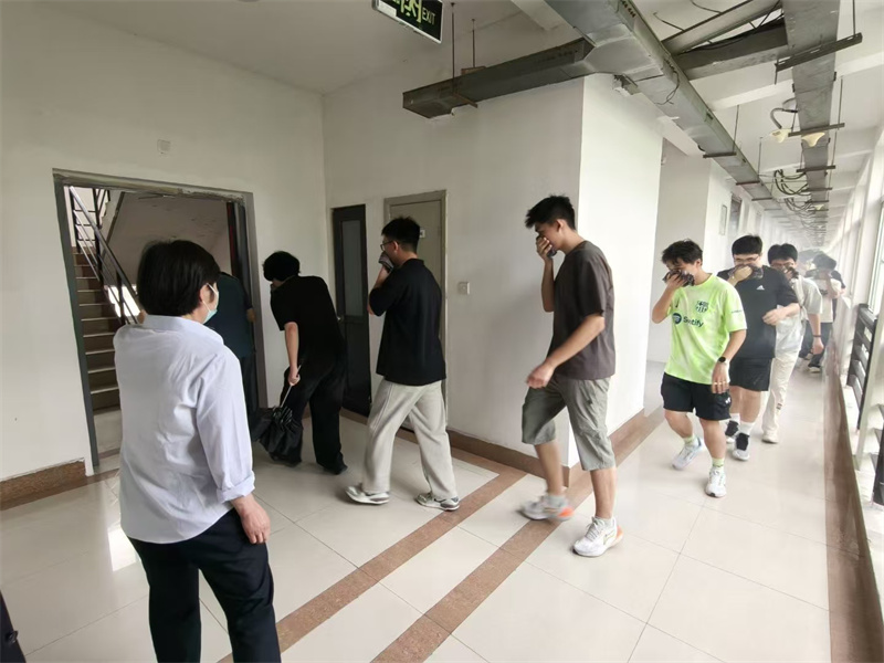 值班员指挥学生疏散.jpg