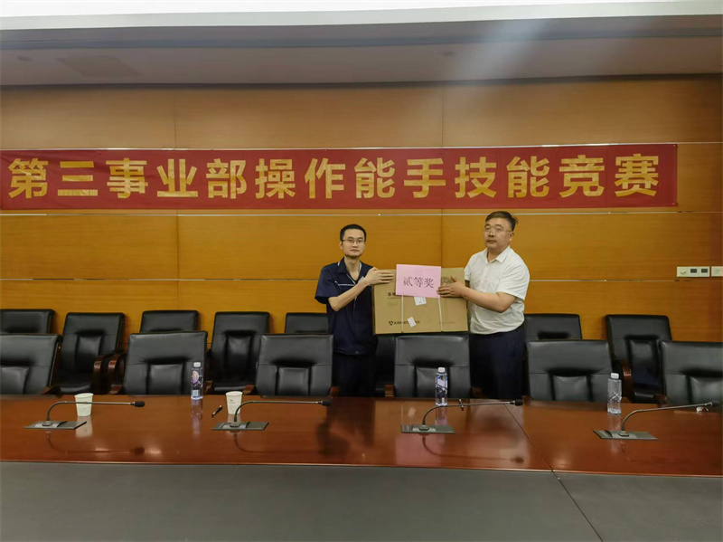 1779787843419107.jpg 二等奖获得者:张琦颁奖领导:许干.jpg