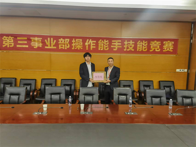 1779787856154738.jpg 三等奖获得者:吴承昊 颁奖领导:陈连勇.jpg