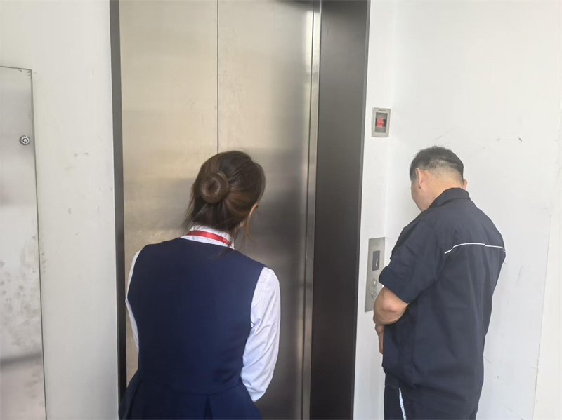 1780047270923595.jpg 安抚被困人员.jpg