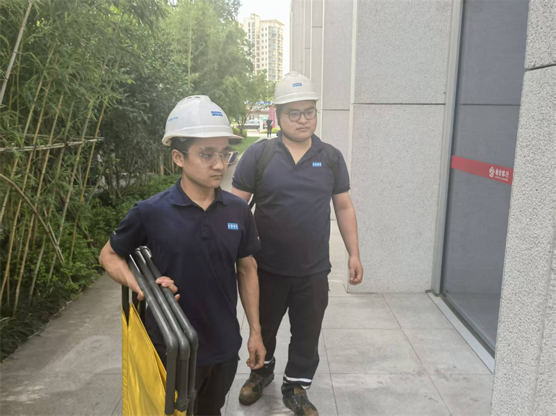 1780047301607186.jpg 维保人员赶到现场.jpg
