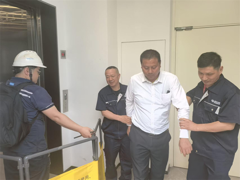1780047429400552.jpg 被困人员被救出2.jpg