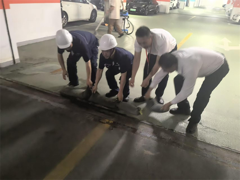 1780628442955526.jpg 演练人员堆放防汛沙袋.jpg