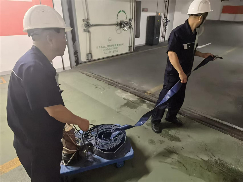 1780628547394177.jpg 工程人员使用水泵.jpg
