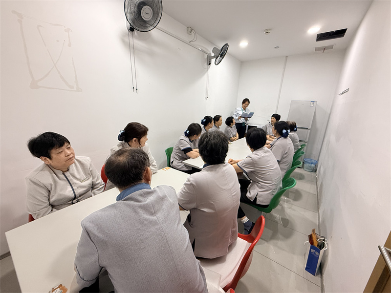 保洁条线开展读书会.jpg