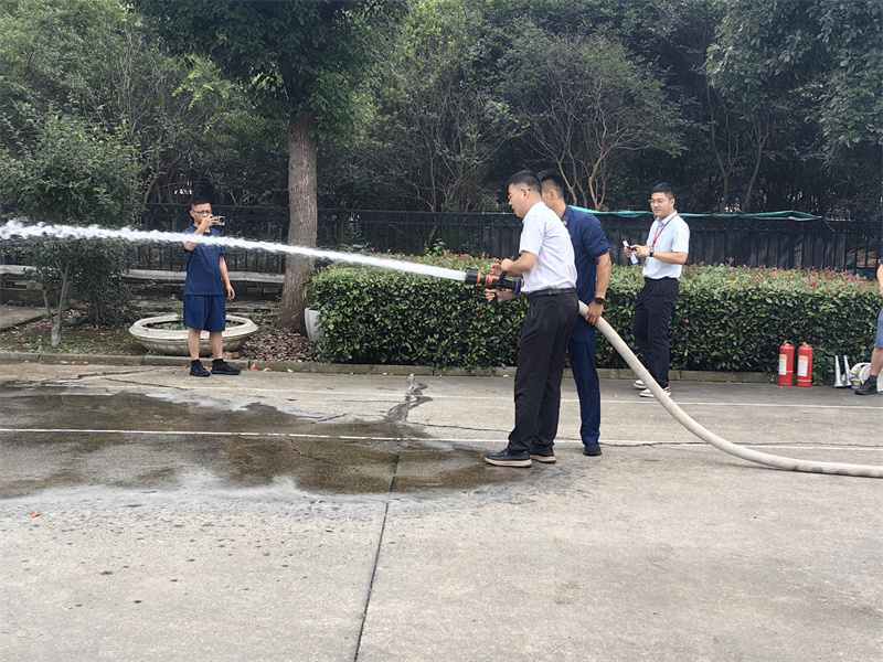 使用消防水带.jpg