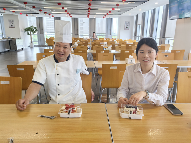 1781687825504787.jpg 两位寿星享用蛋糕.jpg