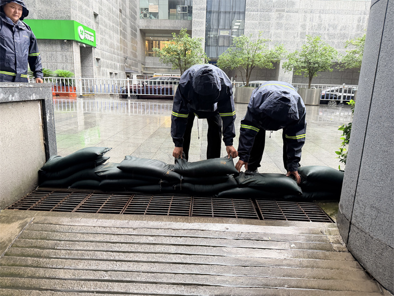 放置防汛沙袋.jpg