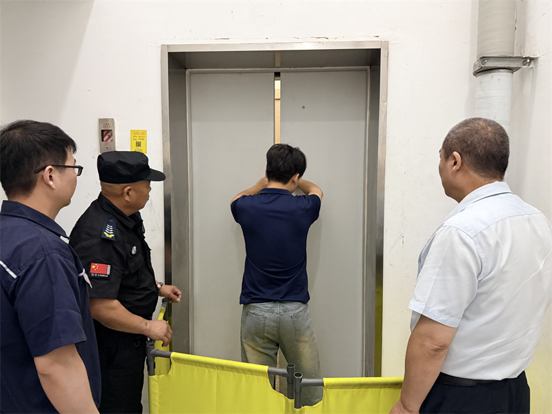 缓慢缓慢开启电梯门.jpg