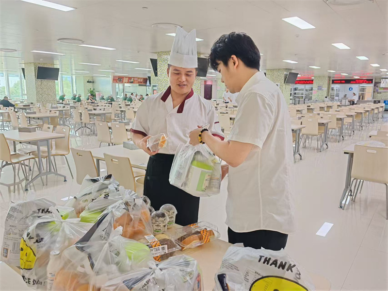 1782722162731519.jpg 礼品发放.jpg
