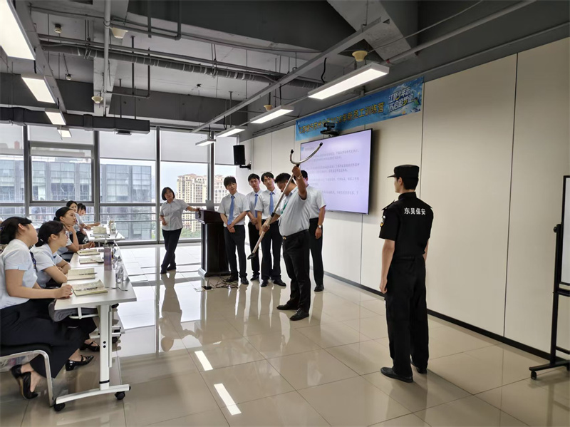 1783489931828333.jpg 讲解防暴钢叉.jpg