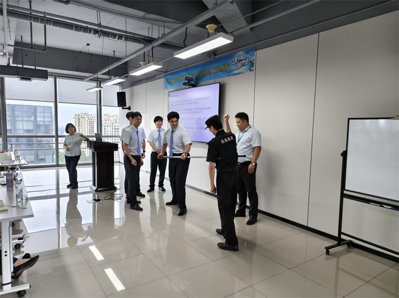 1783489972715937.jpg 实操使用防暴钢叉.jpg