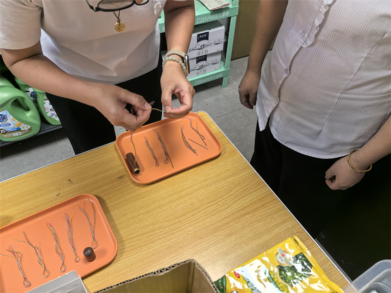 1787128324169951.jpg 行员参加七孔针民俗活动体验 (4).jpg