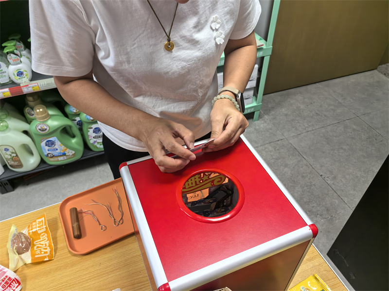 1787128339481860.jpg 参与人员进行现场刮奖2.jpg